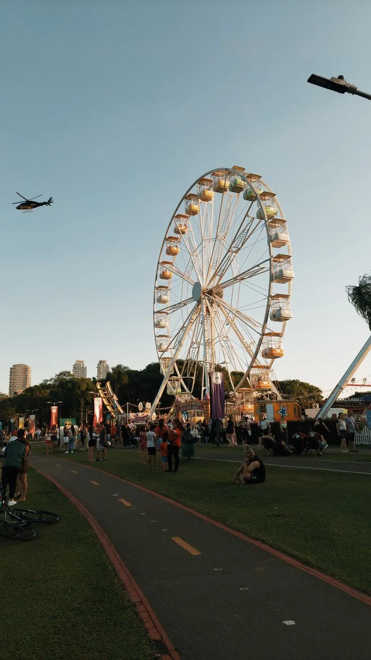 Roda-gigante e visitantes no Parque Barigui em período de evento