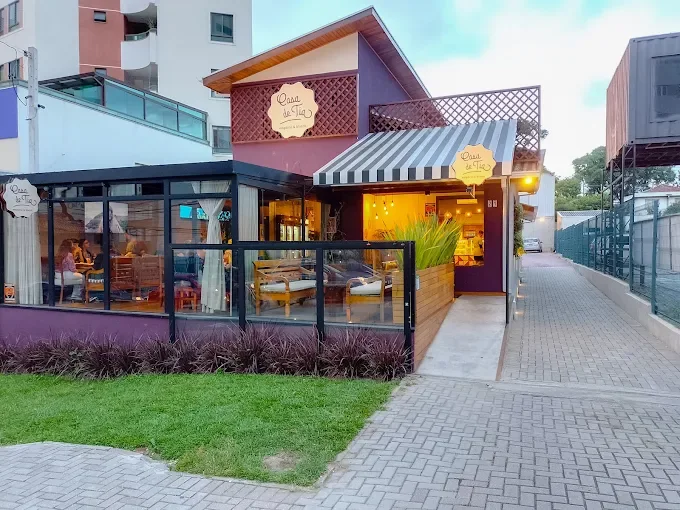 Fachada e entrada da Casa de Tia Empório e Bistrô