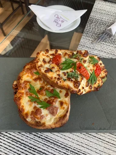 Bruschettas servidas à mesa na Casa de Tia