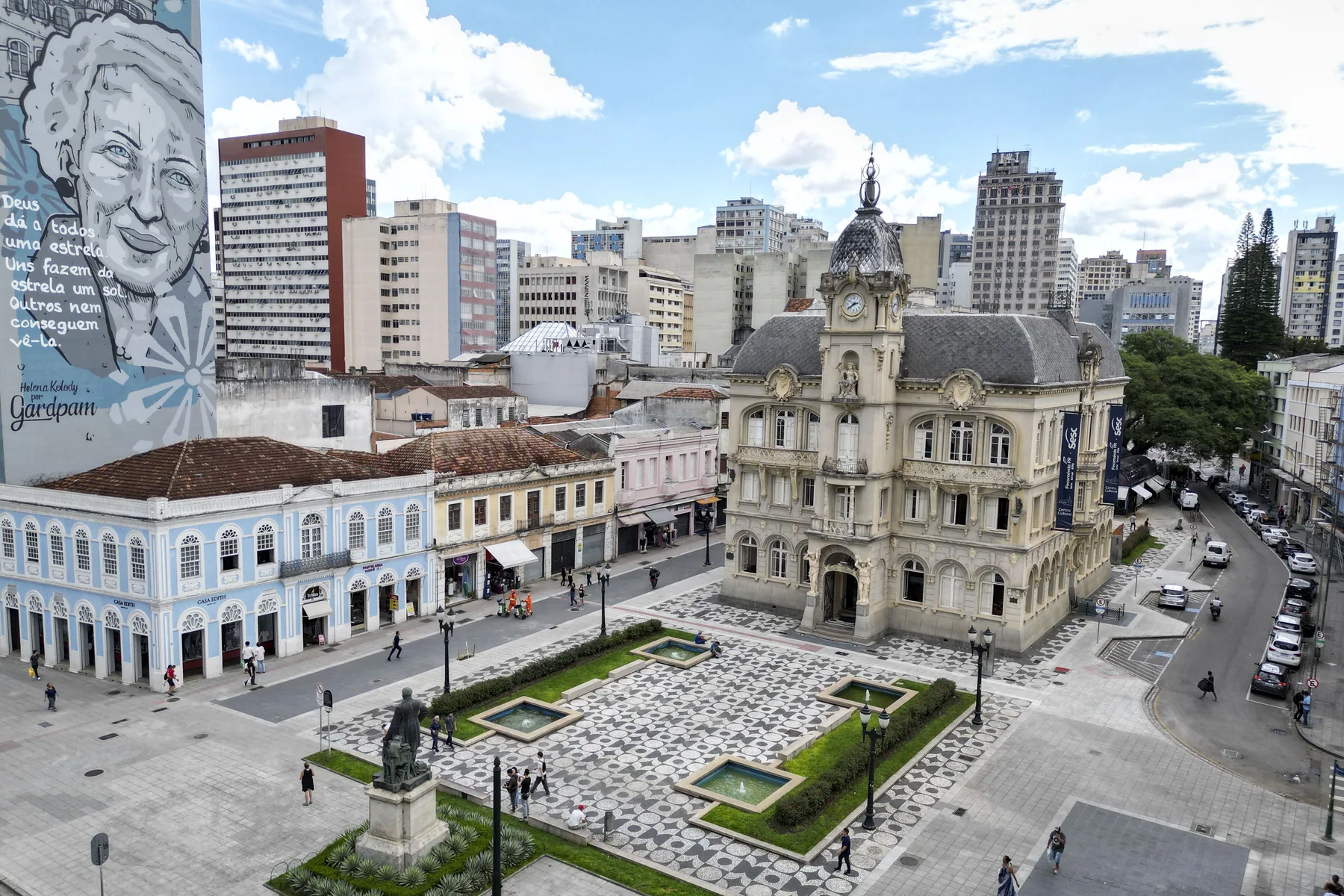 Vista panorâmica da Praça Generoso Marques e do Paço da Liberdade no Centro Histórico de Curitiba