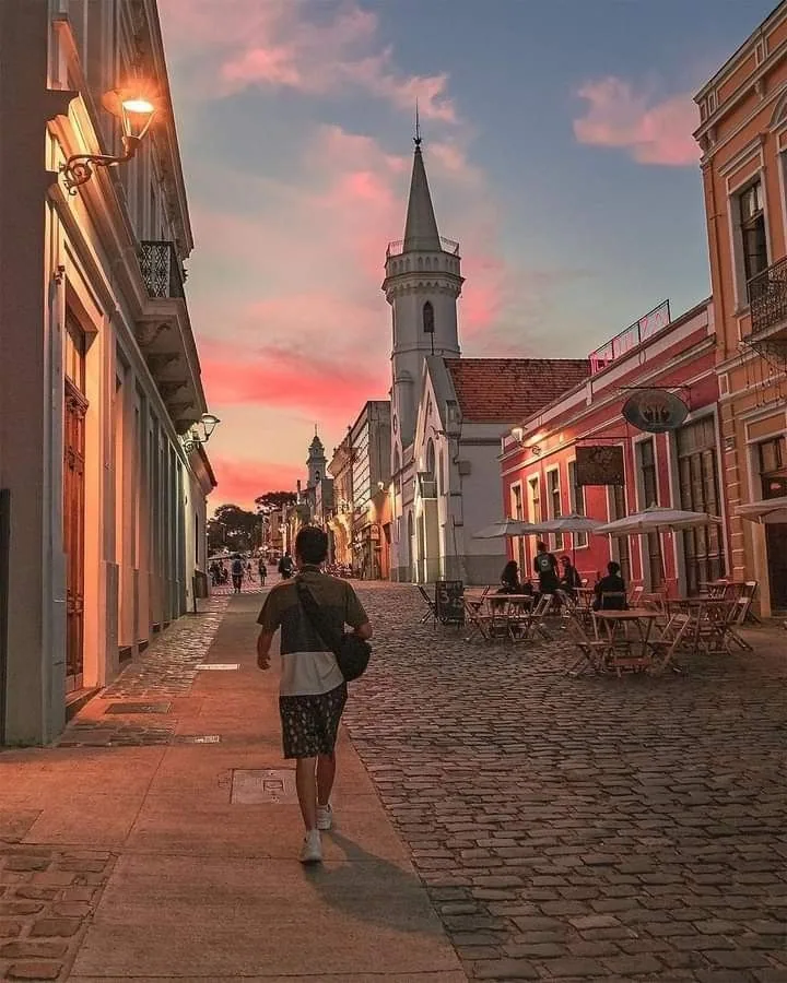Pessoa caminhando pelas ruas de pedra do Largo da Ordem