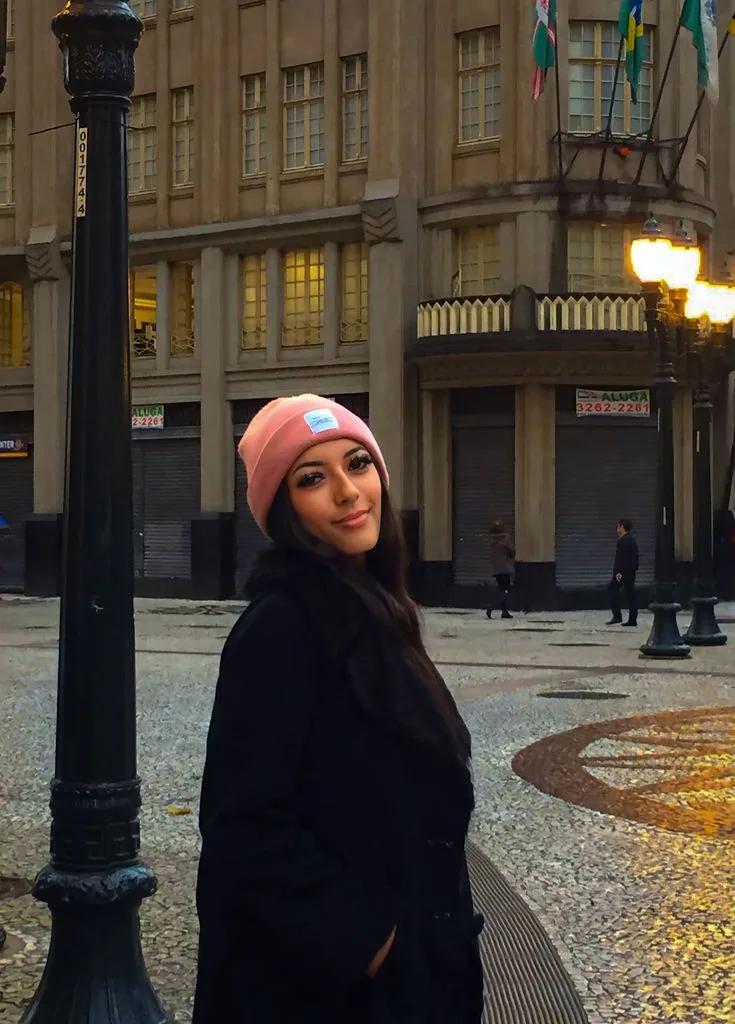 Retrato na calçada de petit-pavé da Praça Osório