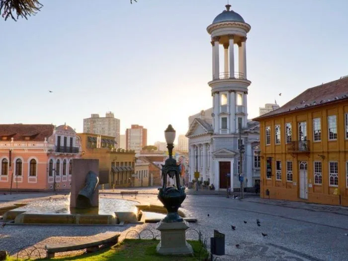 Vista da Fonte da Memória e da Igreja do Rosário no Largo da Ordem