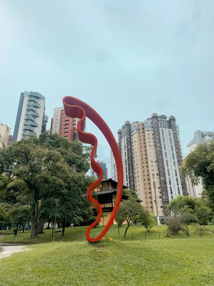 Escultura vermelha e paisagem urbana da Praça do Japão