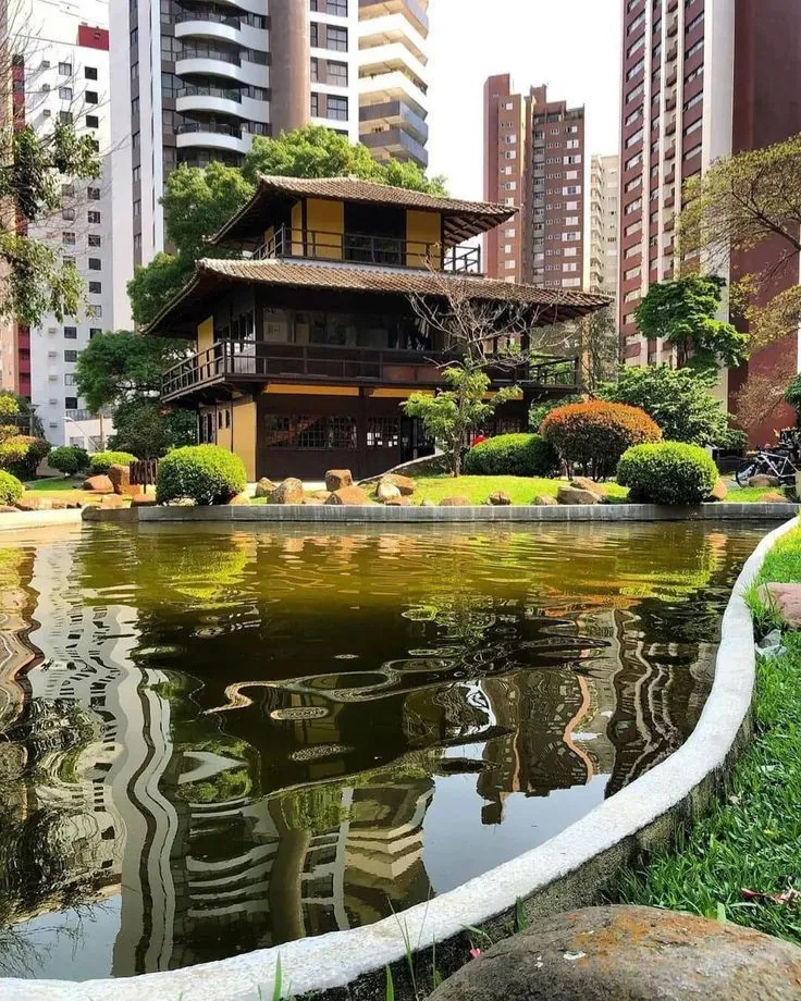 Casa da Cultura refletida no lago da Praça do Japão