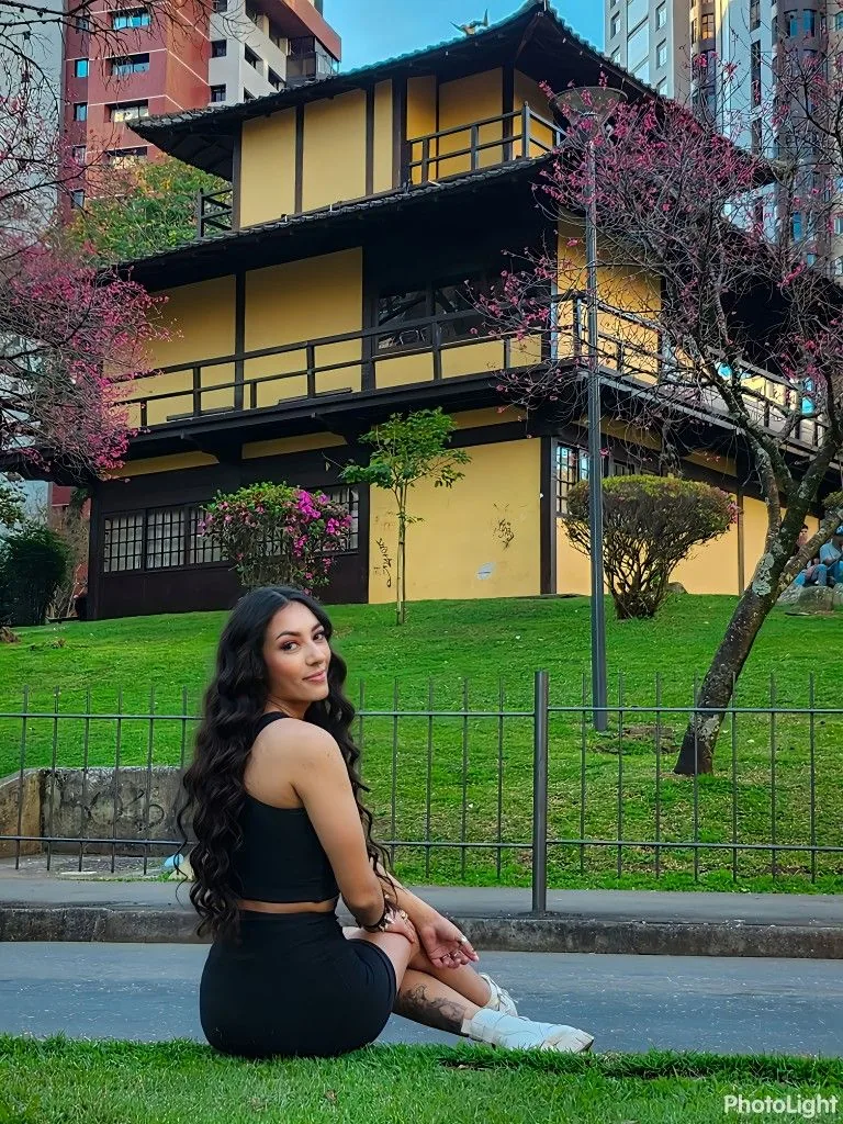 Retrato sentado com a Casa da Cultura ao fundo