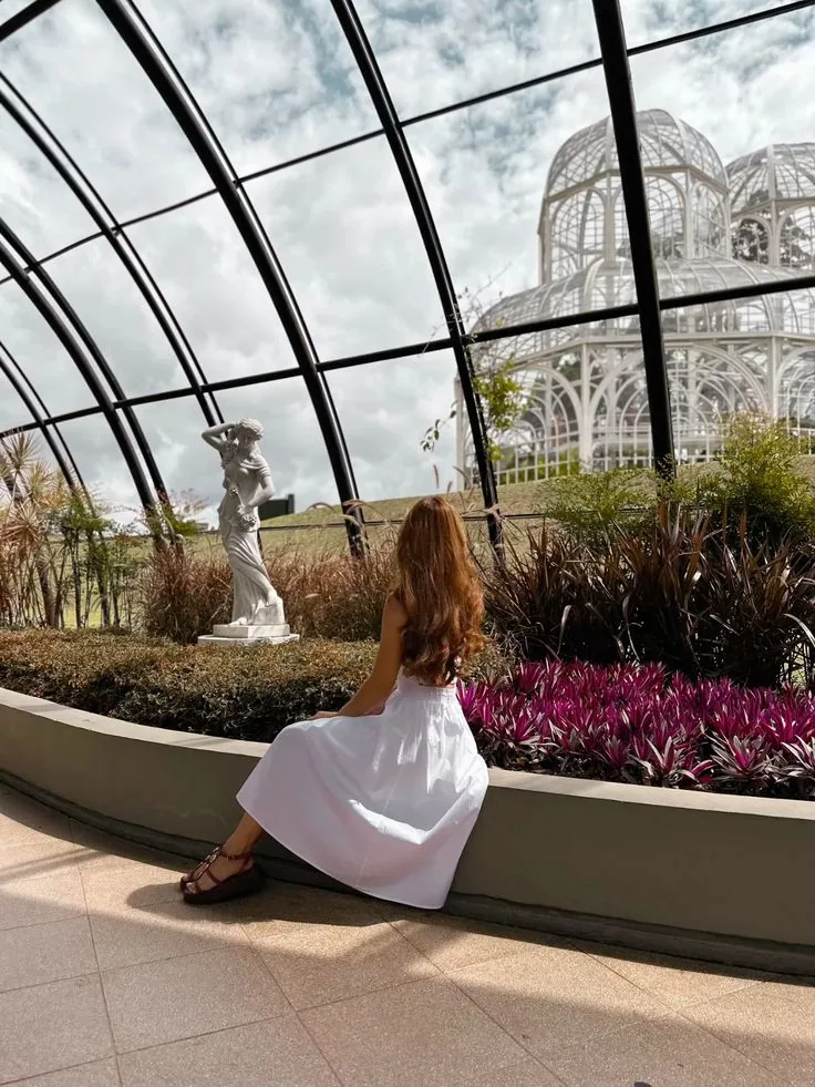 Pessoa sentada dentro da estufa do Jardim Botânico