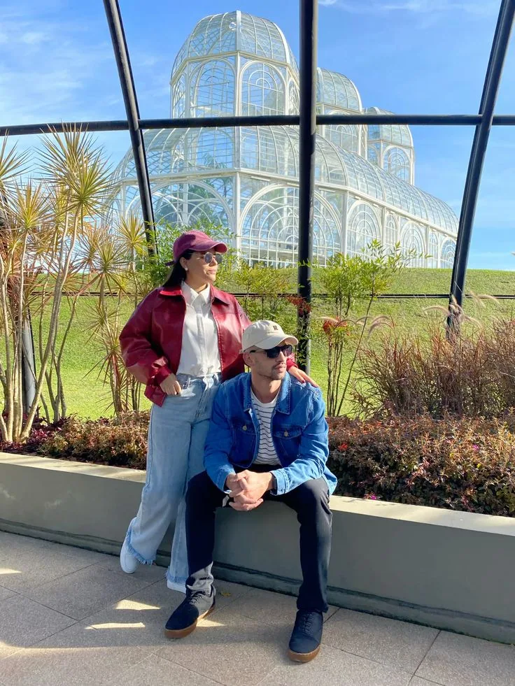 Duas pessoas posando dentro da estufa