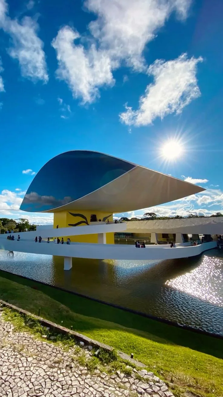 Edifício do Olho e espelho d'água do Museu Oscar Niemeyer