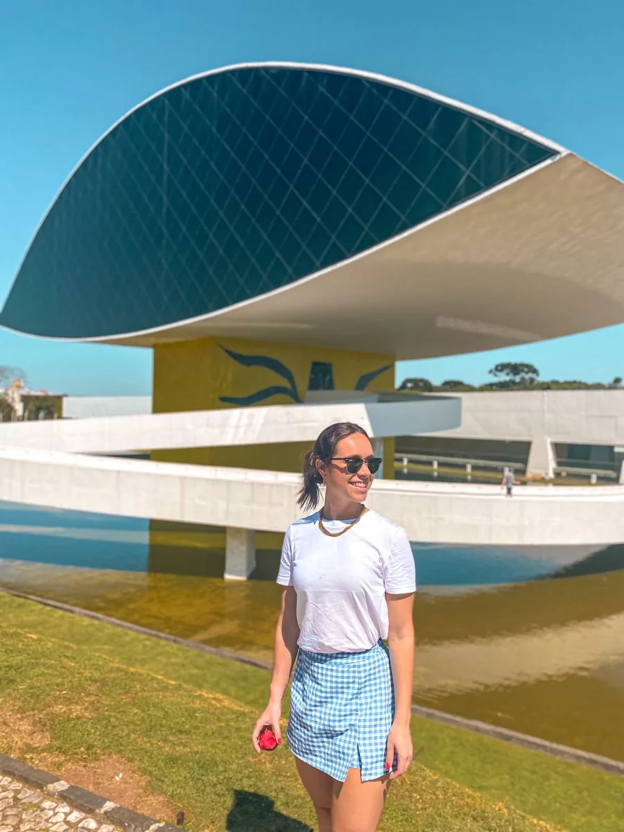 Retrato em plano aberto diante do Museu Oscar Niemeyer